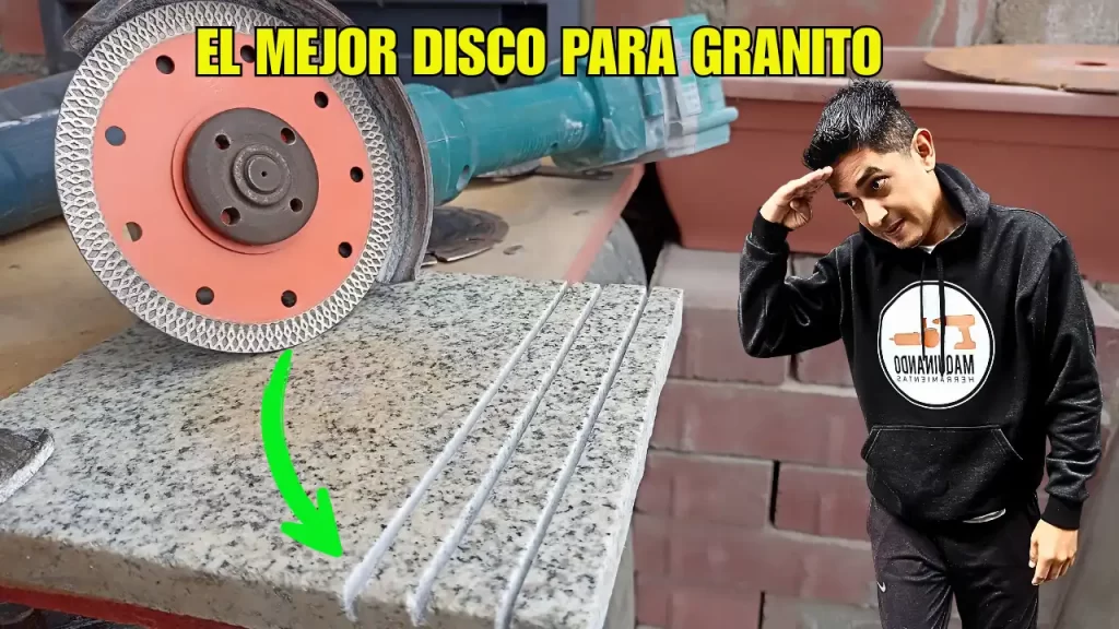 Profesional usando una amoladora con disco de diamante turbo para cortar una placa de granito negro.