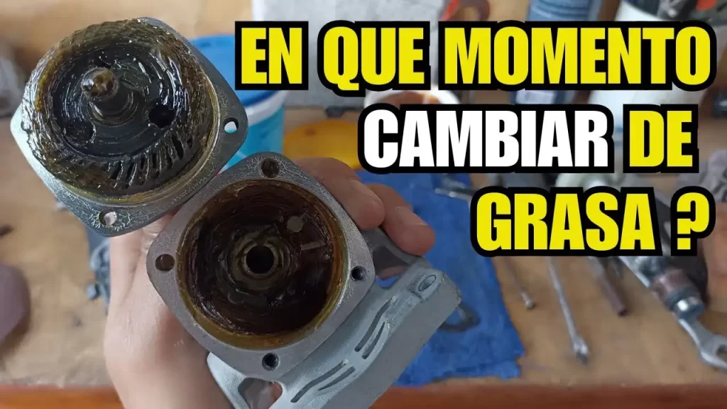 Cabezal abierto de una amoladora angular mostrando la cantidad correcta de grasa de litio roja en los engranajes.