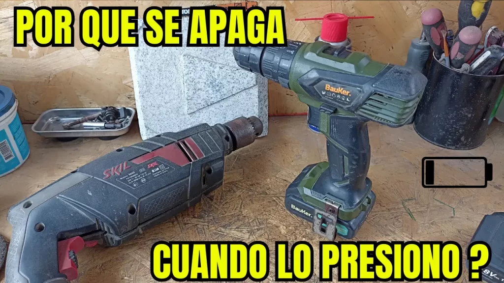 Técnico revisando la pérdida de potencia de un taladro eléctrico y comprobando el estado de los carbones.