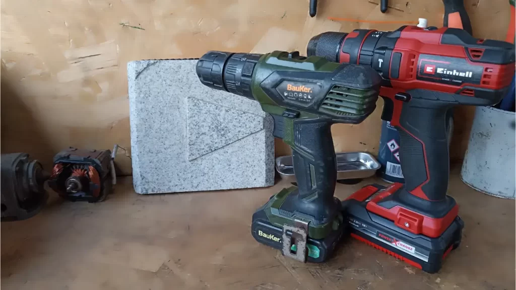 Un técnico evaluando una amoladora angular desmontada frente a una caja de una herramienta nueva, simbolizando la decisión de compra vs. reparación.