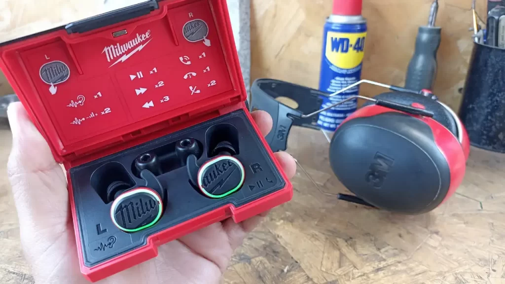 Un operario equipado con todo el EPP (lentes, careta, guantes, protección auditiva) operando una amoladora angular de forma segura.