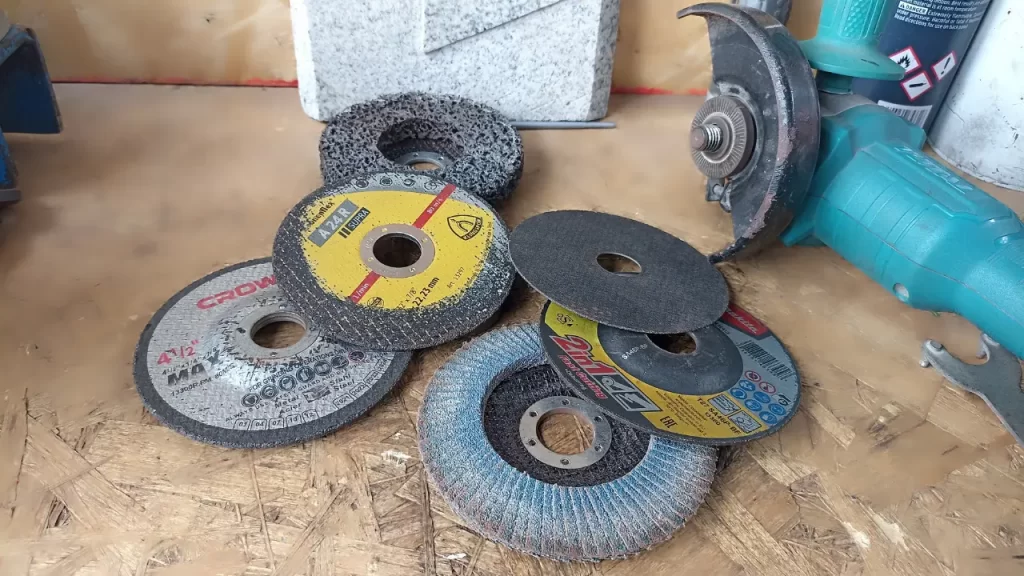 Guía técnica de tipos de discos para amoladora: discos de corte, desbaste, diamante y flap para seguridad industrial.