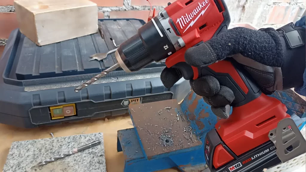 Mantenimiento y despiece de taladro Milwaukee Fuel M18: inspección de motor Brushless, mandril y sistema de percusión.