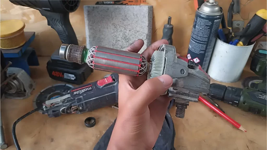 Cómo solucionar la vibración excesiva en una amoladora angular revisando discos y rodamientos.