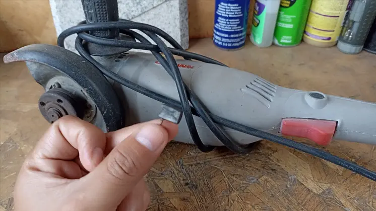 Comparativa técnica entre un carbón de alta calidad con sistema de desconexión y un carbón genérico desgastado sobre un banco de taller.