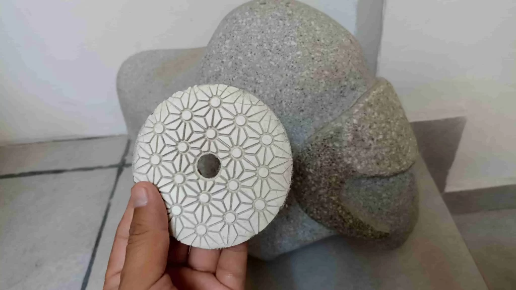 Un primer plano de tres tipos de discos diamantados: uno de banda continua para mármol, uno turbo para cuarzo y uno segmentado para granito profesional.