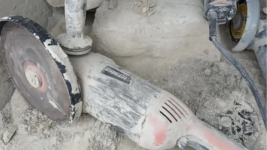 Colección de herramientas eléctricas de construcción profesional sobre fondo oscuro industrial.