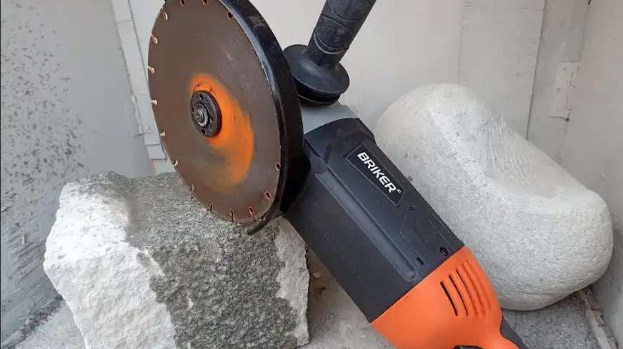 Comparativa de logotipos y cabezales de amoladoras profesionales en un taller mecánico.