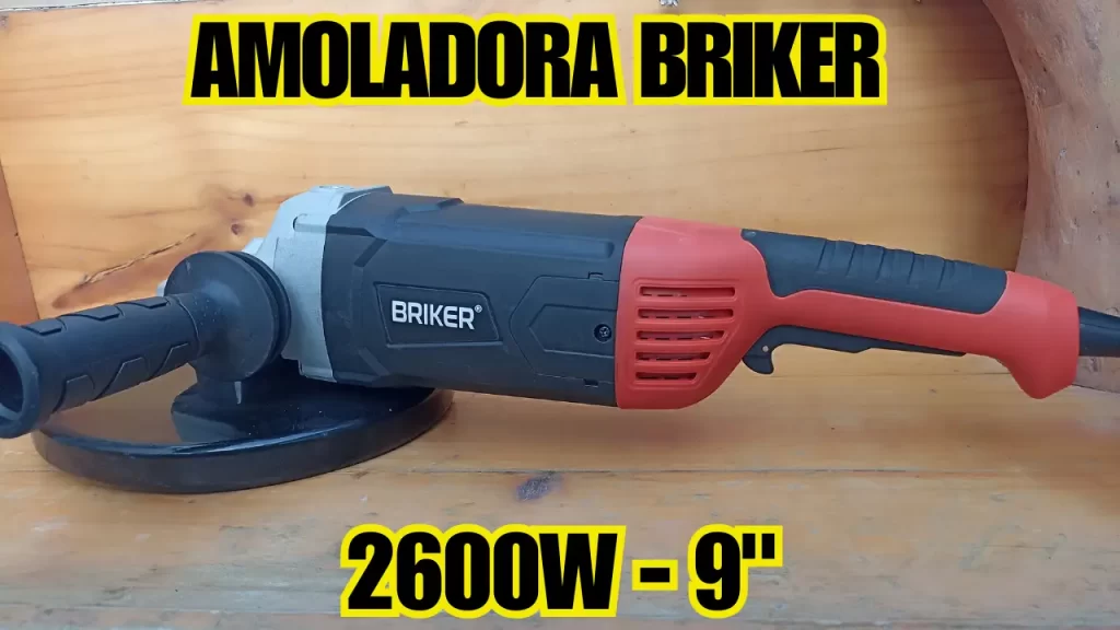 Comparativa de potencia en watts para amoladoras profesionales y de hogar sobre un banco de taller.