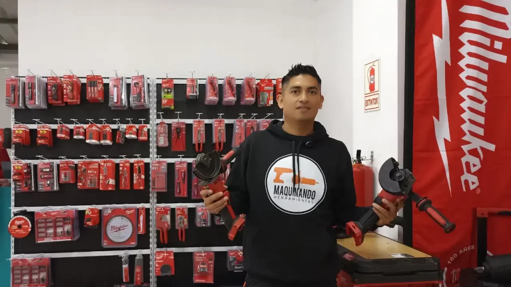 Un sitio de construcción con herramientas profesionales: rotomartillo SDS Max, nivel láser de luz verde y amoladora de 9 pulgadas en uso.