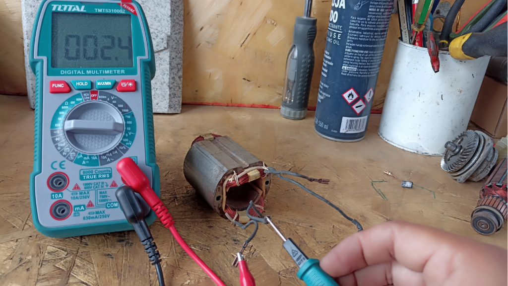 Infografía técnica mostrando el despiece de una herramienta eléctrica y los puntos clave de mantenimiento: carbones, engranajes, ventilación y cableado.