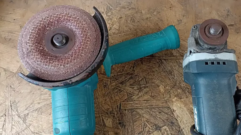 Diferentes tipos de discos de corte para amoladora: Inox, Metal, y Aluminio sobre mesa de taller.