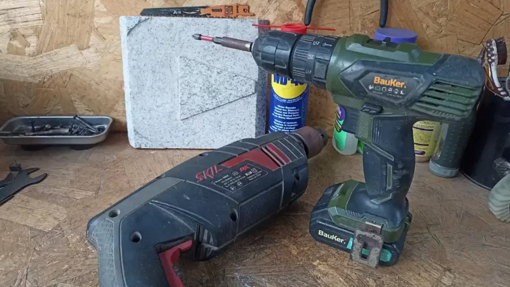 Comparativa visual de tres tipos de taladros (doméstico, profesional e industrial) sobre un banco de taller, resaltando las etiquetas de torque y motor.