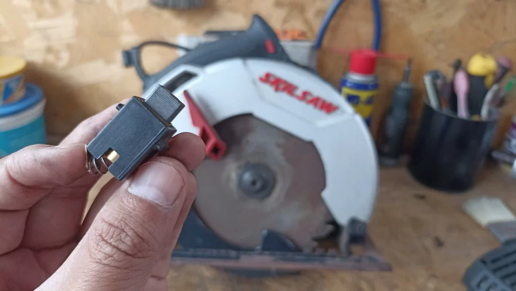 Vista técnica de una sierra circular con flechas indicadoras de giro, mostrando un disco correctamente instalado en un taller de carpintería profesional.